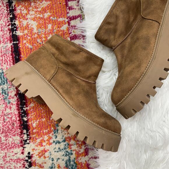 DV by Dolce Vita Chunky Lug Sole Platform Lonny Ankle Boots Booties 9 Granola - Picture 2 of 9